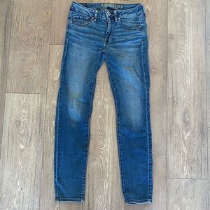 Blue American eagle skinny jeans.